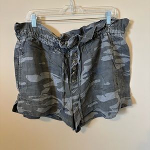 Express flowy camo button shorts!
